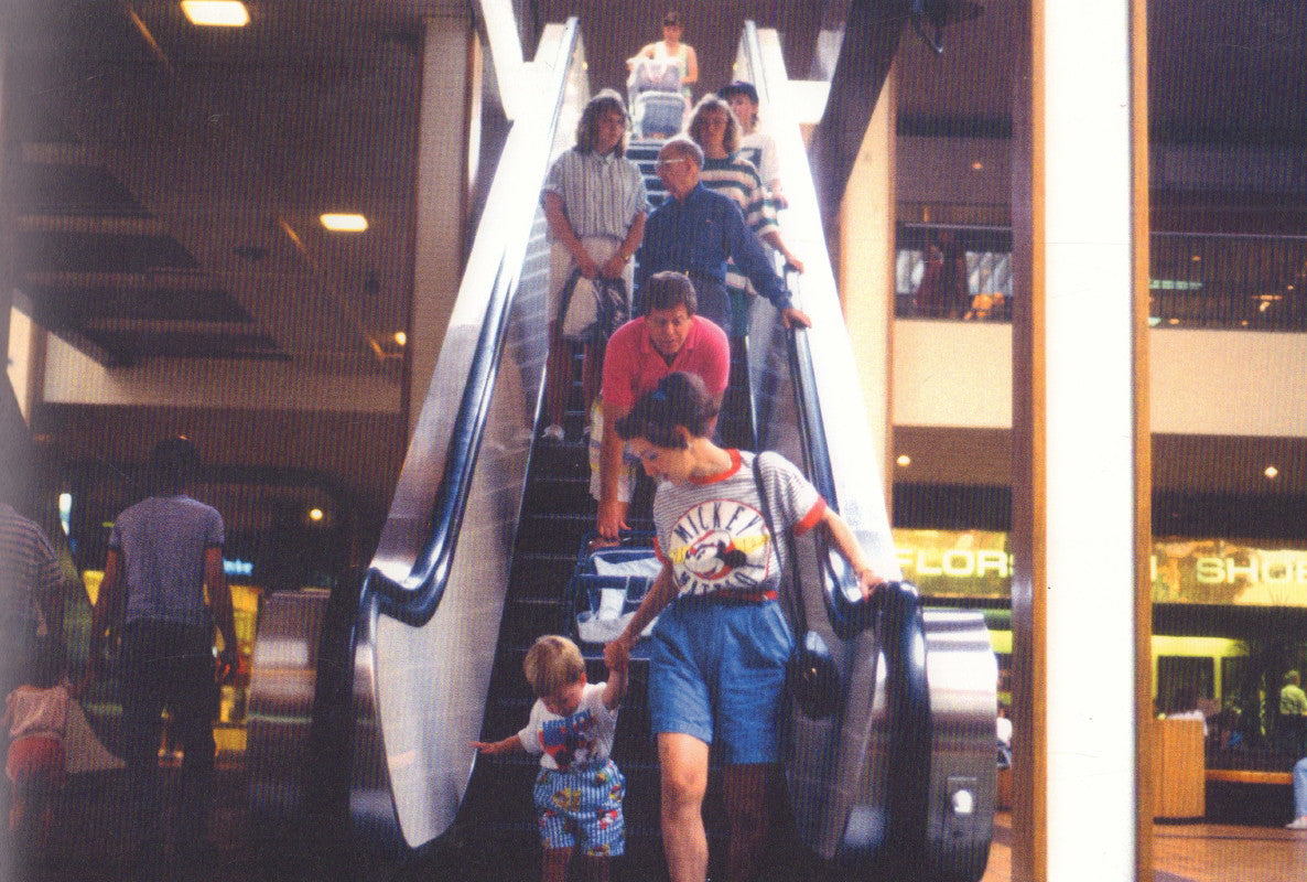 GALINSKY, Michael. The Decline of Mall Civilization.