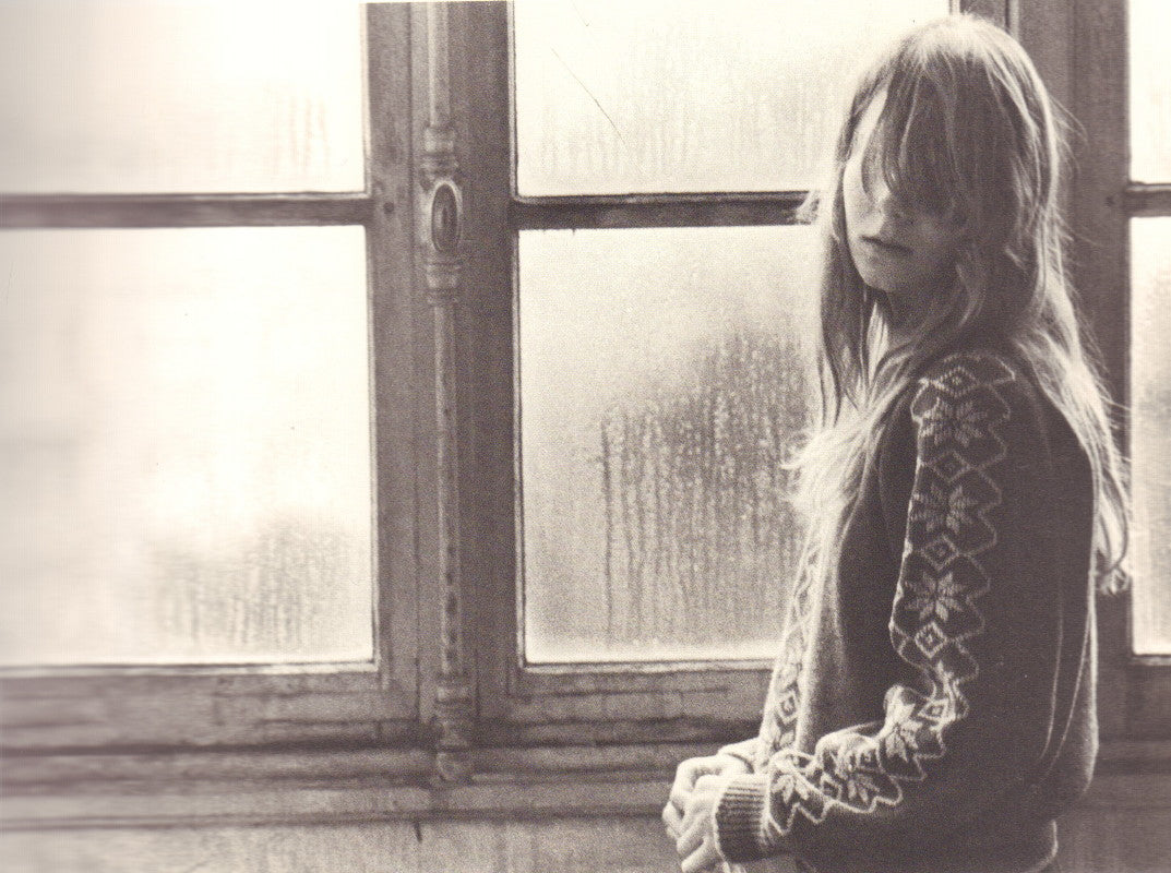 DUMAS-GRILLET, Jean-Paul AND Gilles MIMOUNI. Adorae Curieux Zamok: Portraits de petites Files Serieuses.