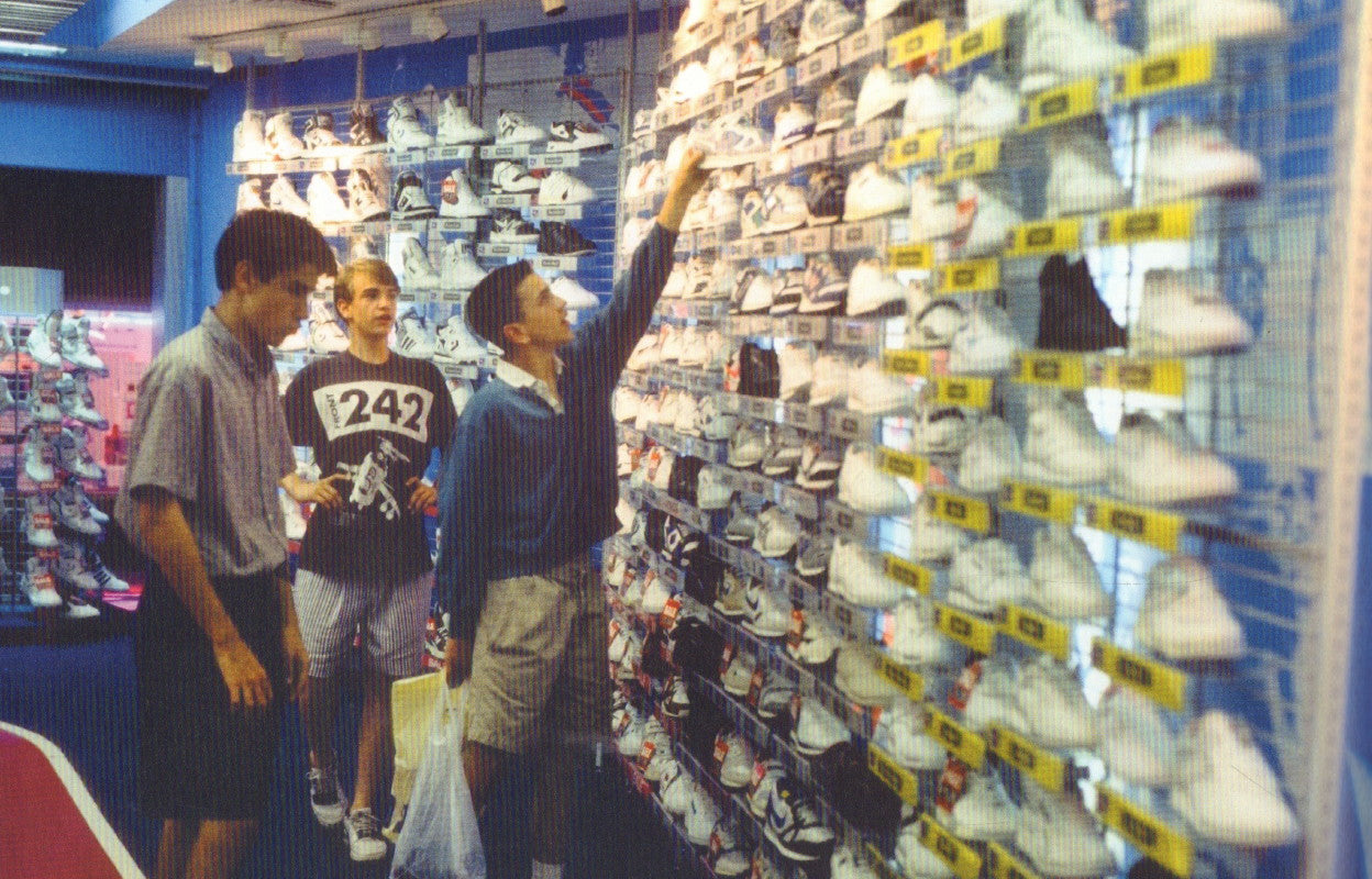 GALINSKY, Michael. The Decline of Mall Civilization.
