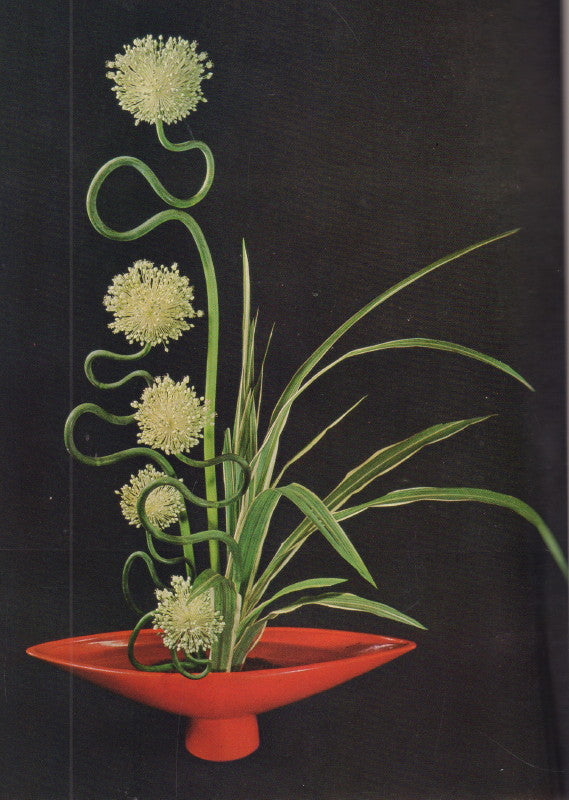 RICHIE, Donald and Meredith WEATHERBY. The Masters Book of Ikebana: Background and Principles of Japanese Flower Arrangement.