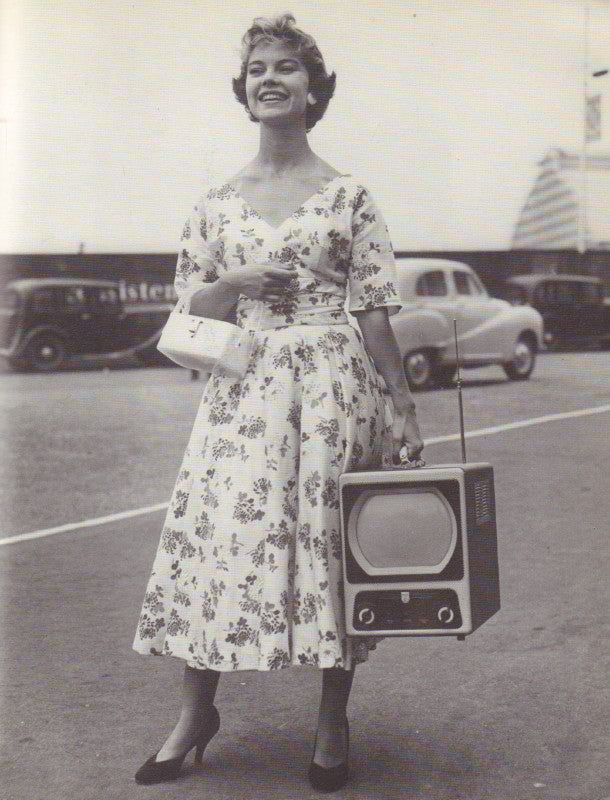 McDERMOTT, Catherine. Street Style: British Design in the 80s.