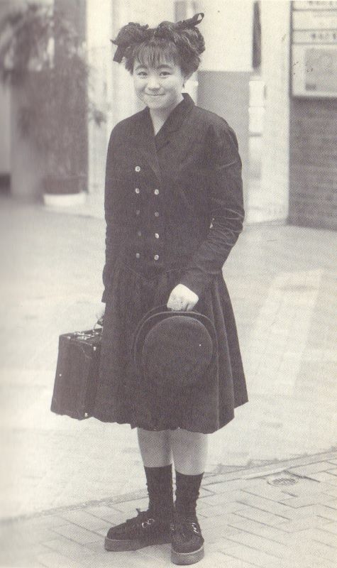 KURIMOTO, Nobumi. Girl’s Fashion 1970-1988: Sapporo - Okinawa.